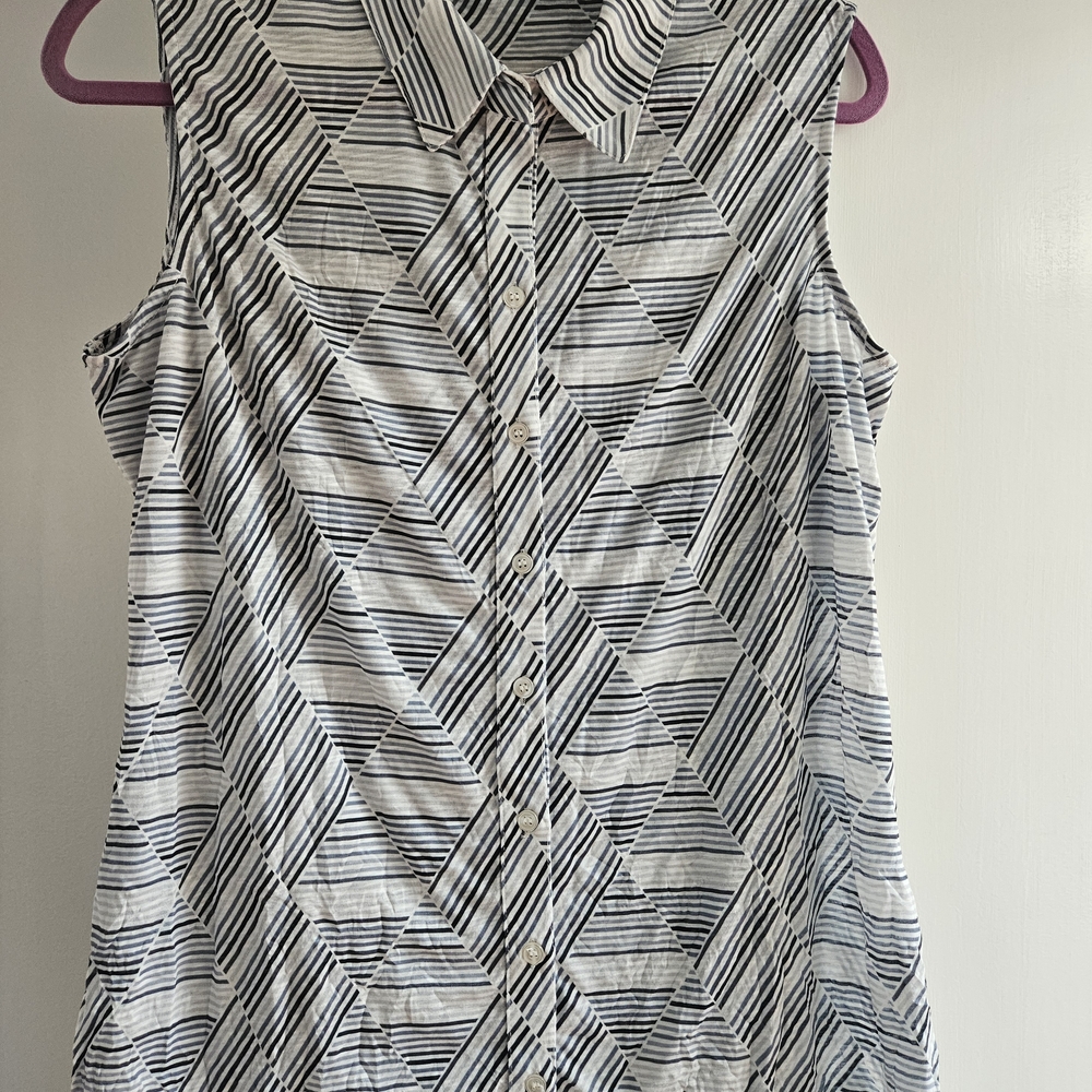 Chic Black and White Striped Sleeveless Shirt